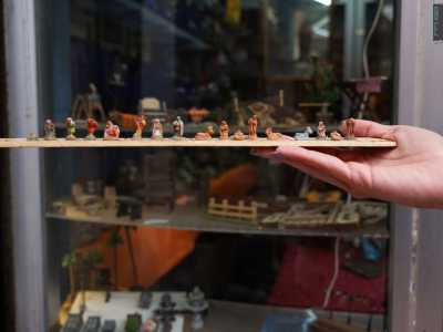 E poi statuette di solo un centimetro, rigorosamente modellate a mano senza l�aiuto di pinzette o coltellini da intaglio...
